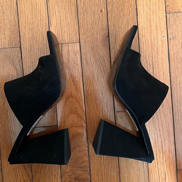 black heels - Picture 2 of 2